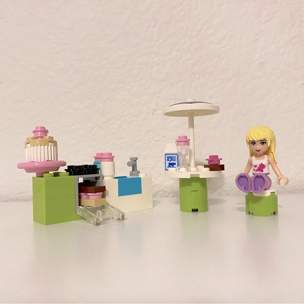LEGO Friends #3930 Stephanie’s Outdoor Bakery 2012 Retired Set (Pre-Owned)
